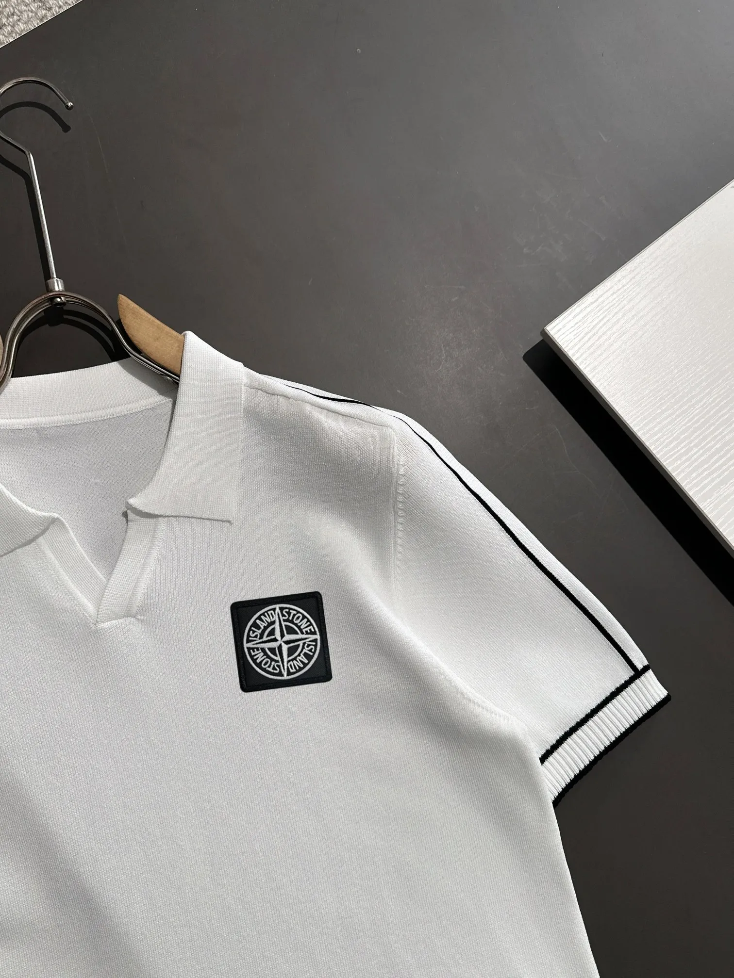 🅿️320 shipped next day, high quality Stone Island 2025 spring and summer new men's lapel short-sleeved T-shirt. Made of combed cotton yarn knitted cotton fabric, pure cotton high-weight special yarn, it feels full when weighed, and the upper body is more textured than ordinary T-shirts. This texture can cope with the weather easily and is suitable for both hot and cold! The pattern on the chest adopts three-dimensional embroidery technology, and is perfectly produced stitch by stitch with reference to the original version! Loose fit design, looks noble. Size: M to XXXL